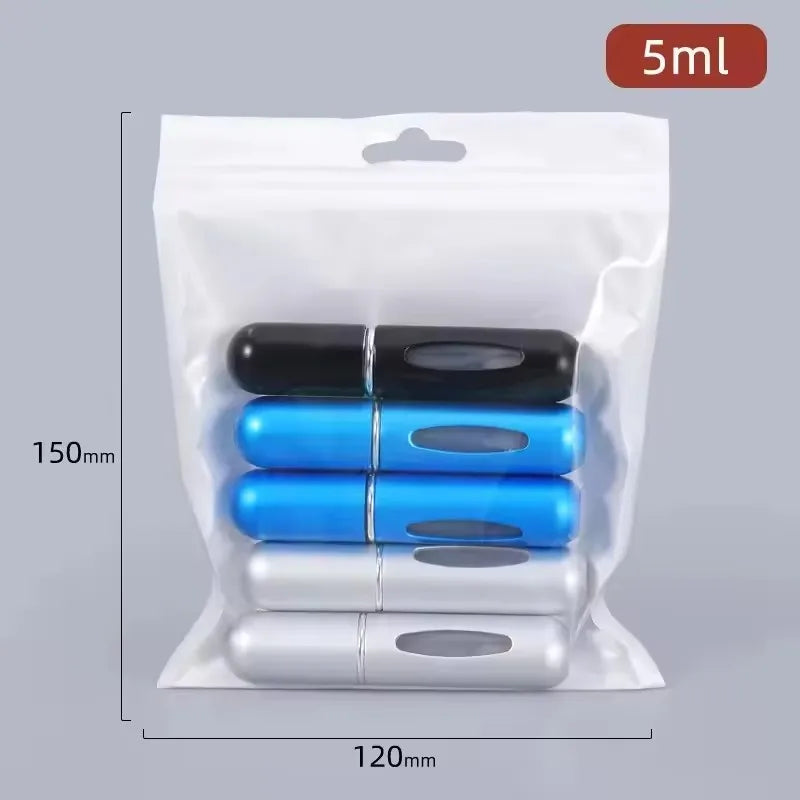 Pochette blanche contenant trois flacons de parfum rechargeables noirs, bleus et argentés avec pompes vaporisatrices portable
