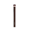 Un pinceau de maquillage long et fin avec des poils doux pour appliquer le correcteur.