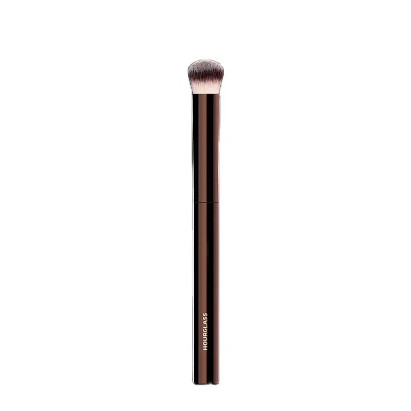 Un pinceau de maquillage long et fin avec des poils doux pour appliquer le correcteur.