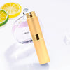 Flacon de parfum couleur or à côté d'une bouteille en verre et de tranches de citron et de lime.
