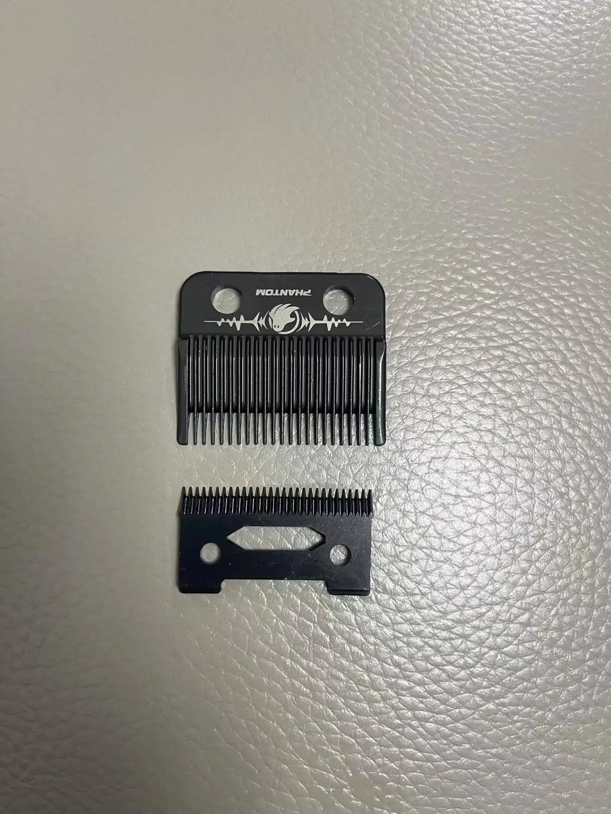 Set schwarze Keramik-Haarschneidemaschine mit Schutzhalter und einer einzelnen Klinge