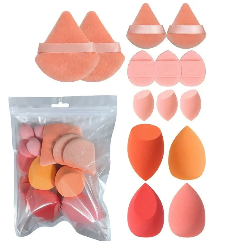 Un ensemble de tampons de maquillage et de poudres variées dans les tons pêche et corail.