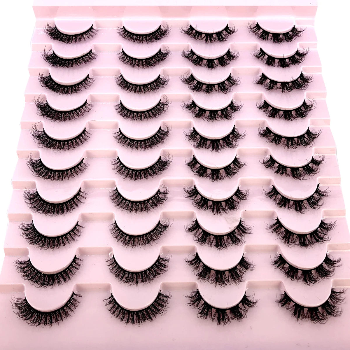 Un plateau de faux cils en mink naturels pour usage cosmétique.