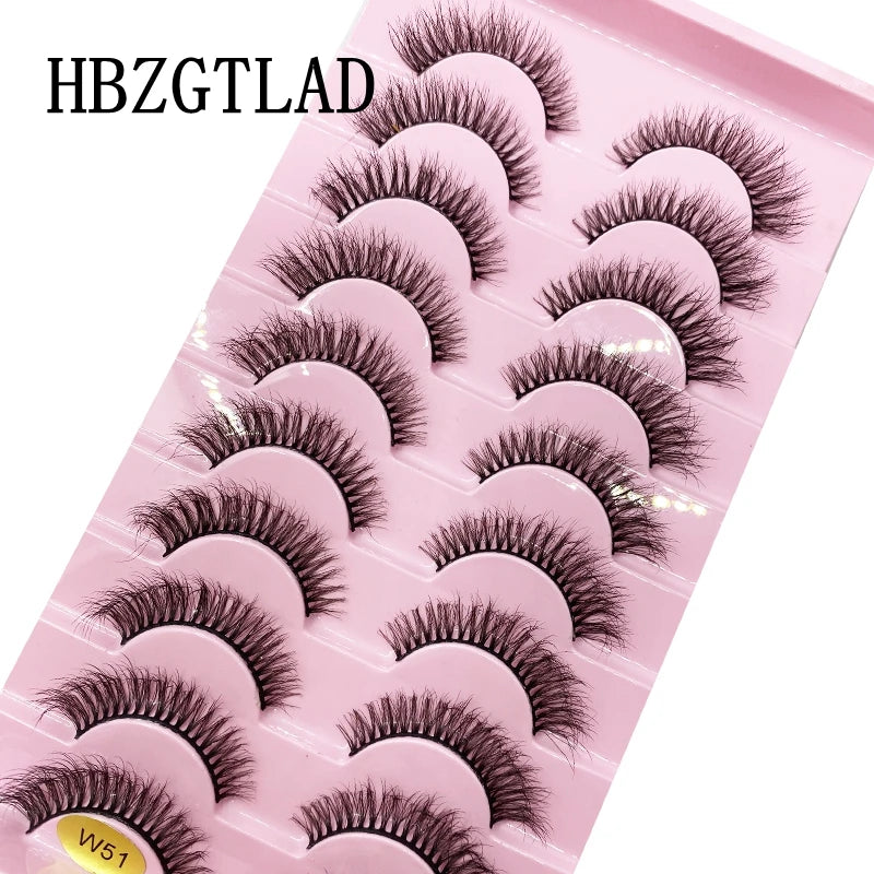Un plateau en plastique rose contenant divers styles d'extensions de cils faux de renard.