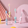 Un juego de cuatro cepillos de dientes para niños con ositos de peluche en varios colores pastel sobre un fondo rosa.