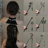 Colección de horquillas para el pelo con lazos de mariposa, mostradas en varios ángulos y en el cabello de una modelo.