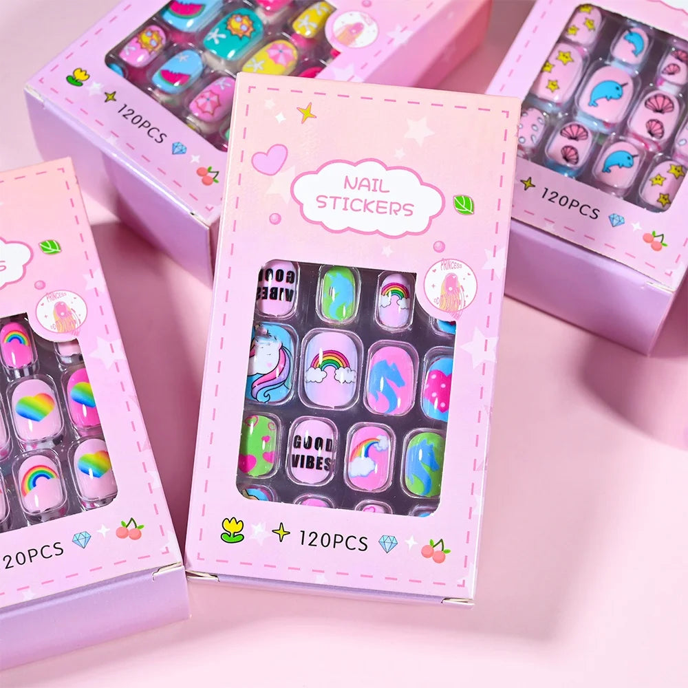 Colección de 120 stickers de uñas coloridos y uñas postizas, empaquetados en cajas rosas.