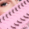 Rosa Plastikwimpernbehälter mit schwarzen Mink-Falschwimpern neben einem Augenlid einer Frau.