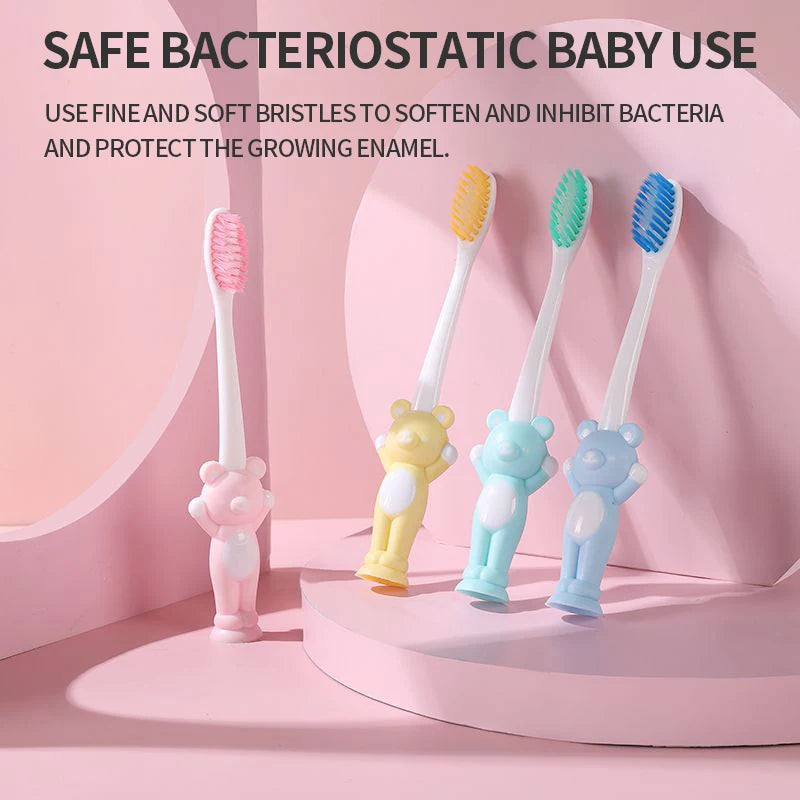 Un set de cuatro cepillos de dientes de ositos de peluche para niños en varios colores, incluyendo rosa, amarillo, verde azul