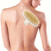 Una mujer está usando un cepillo exfoliante de cerdas naturales en su espalda.