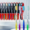 Una muestra de un juego a granel de cepillos de dientes para adultos en varios colores y diseños.