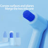 Une brosse orthodontique bleue fusionnant deux surfaces avec des têtes de brosse séparées.