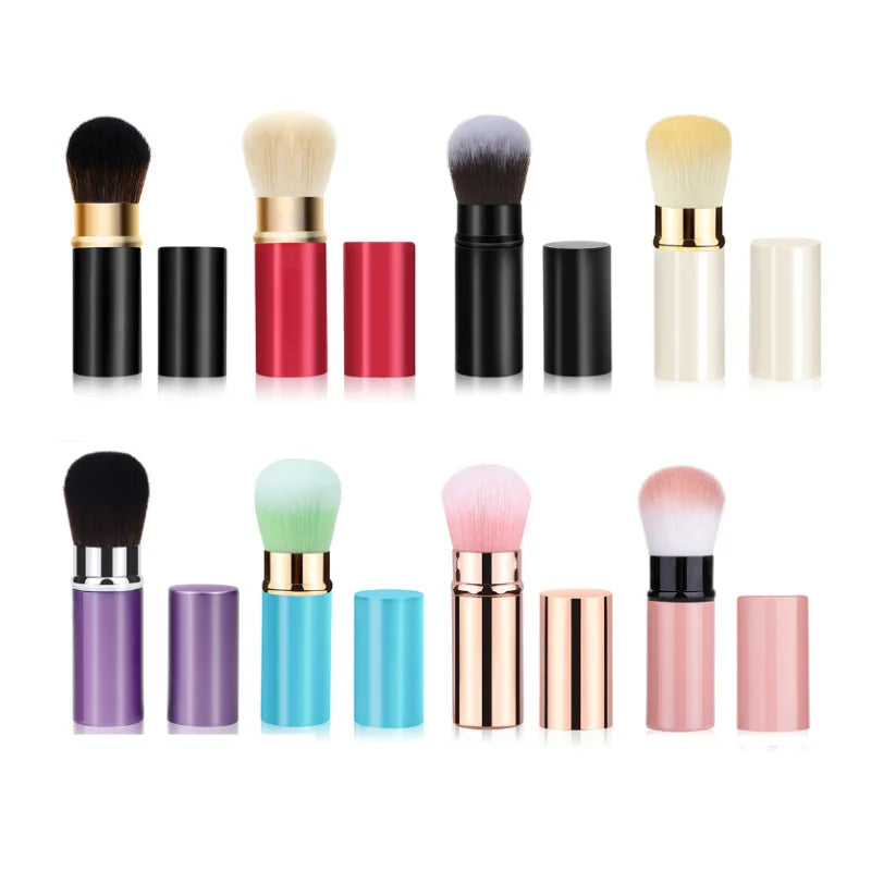 Une collection de pinceaux de maquillage noirs, dorés et roses sur fond blanc.