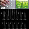 Une variété de pointes de ongles en acrylique transparentes et roses, montrant différentes longueurs et formes pour fausses o