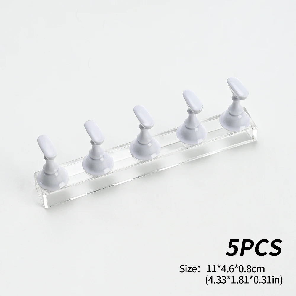 Un set de cinq supports à ongles magnétiques roses métalliques sur un présentoir en acrylique transparent.