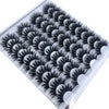 Une bande de faux cils de renard noirs en 3D avec un fort volume et des pointes recourbées, présentée dans un plateau en plas