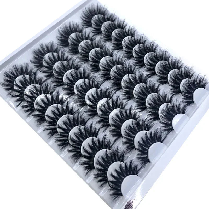 Une bande de faux cils de renard noirs en 3D avec un fort volume et des pointes recourbées, présentée dans un plateau en plas