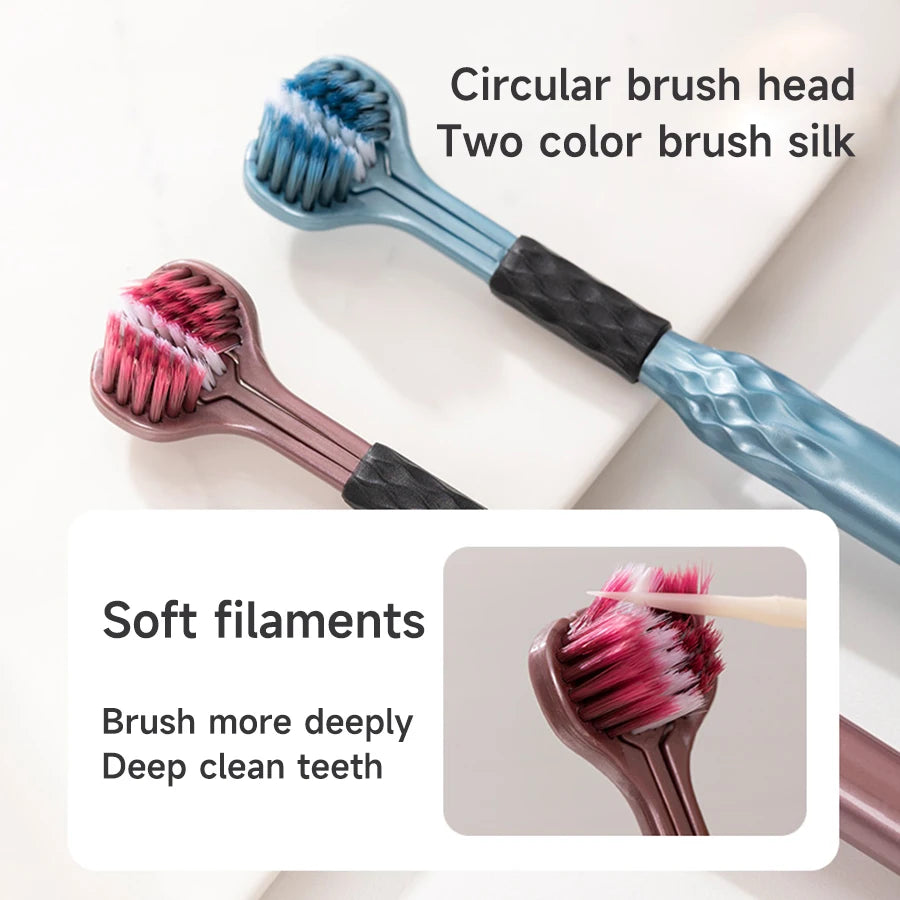 Un set de deux brosses à dents en soie multicolores avec des têtes circulaires, montées à côté d'une surface blanche.