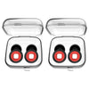 Un par de tapones para los oídos de plata en una funda transparente con puntas rojas para dormir y viajar.
