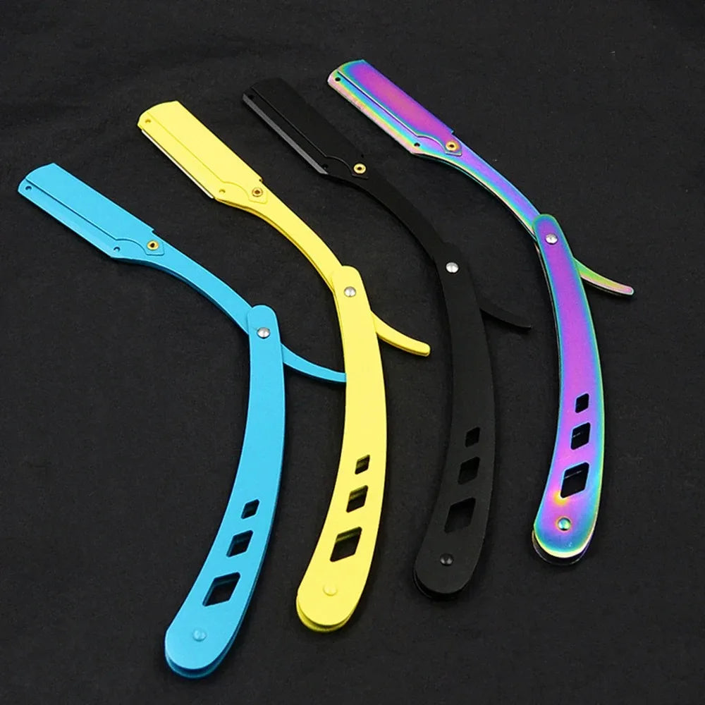 Quatre couteaux de rasage pliants bleu, jaune, noir et violet iridescent sur fond sombre.
