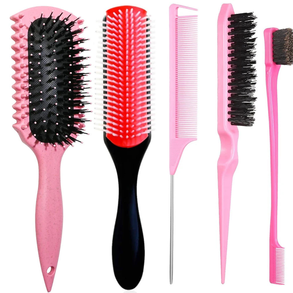 Un set de cinq brosses pour définir les boucles, roses et noires.