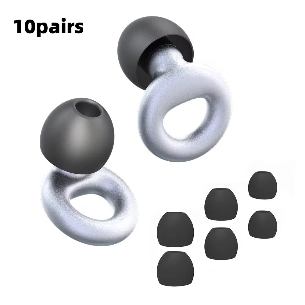Dix paires de bouchons d'oreille en silicone argentés et noirs à réduction de bruit, présentés dans diverses configurations.