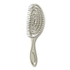 Peigne de coiffure en plastique vert clair à dents fines pour les soins capillaires.