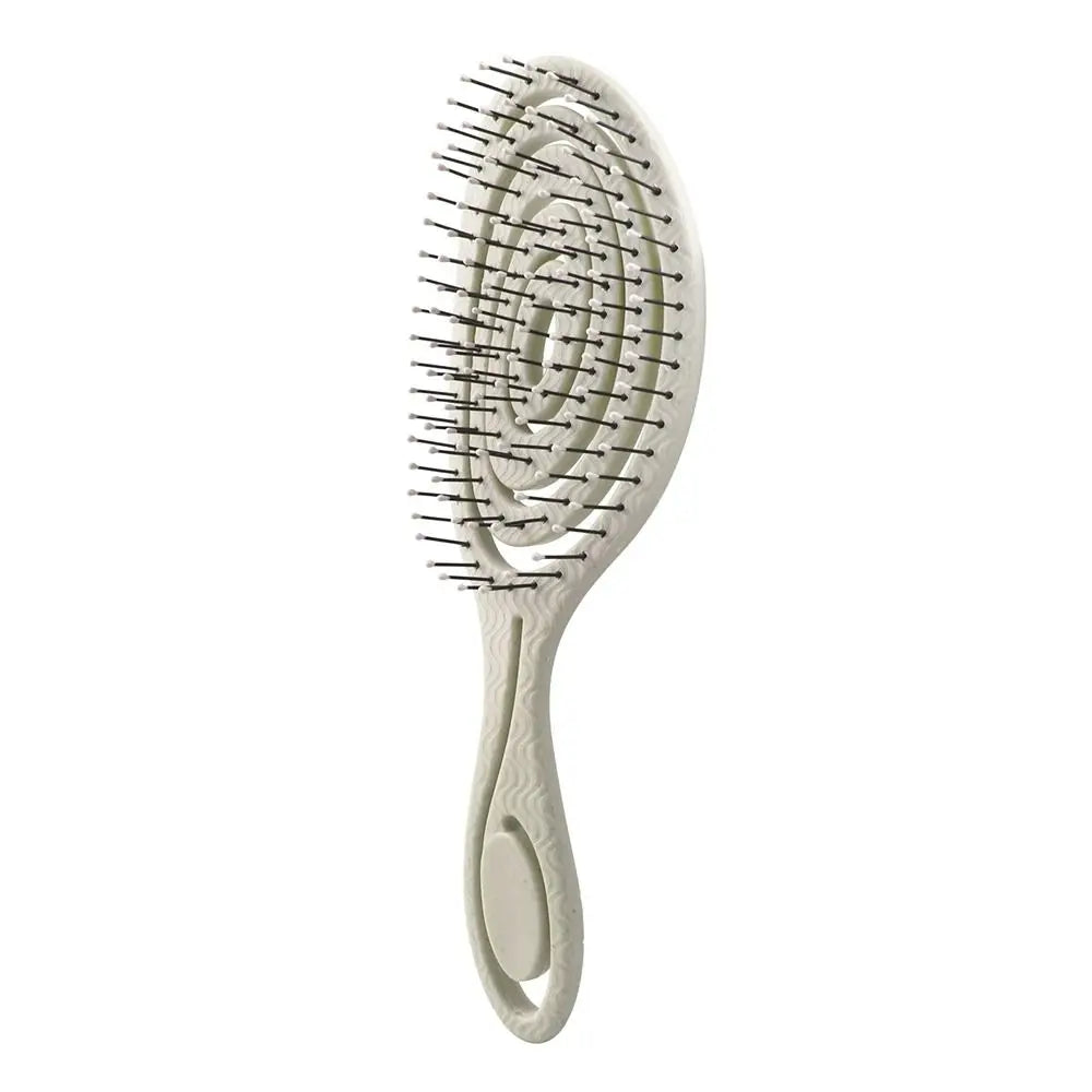 Peigne de coiffure en plastique vert clair à dents fines pour les soins capillaires.