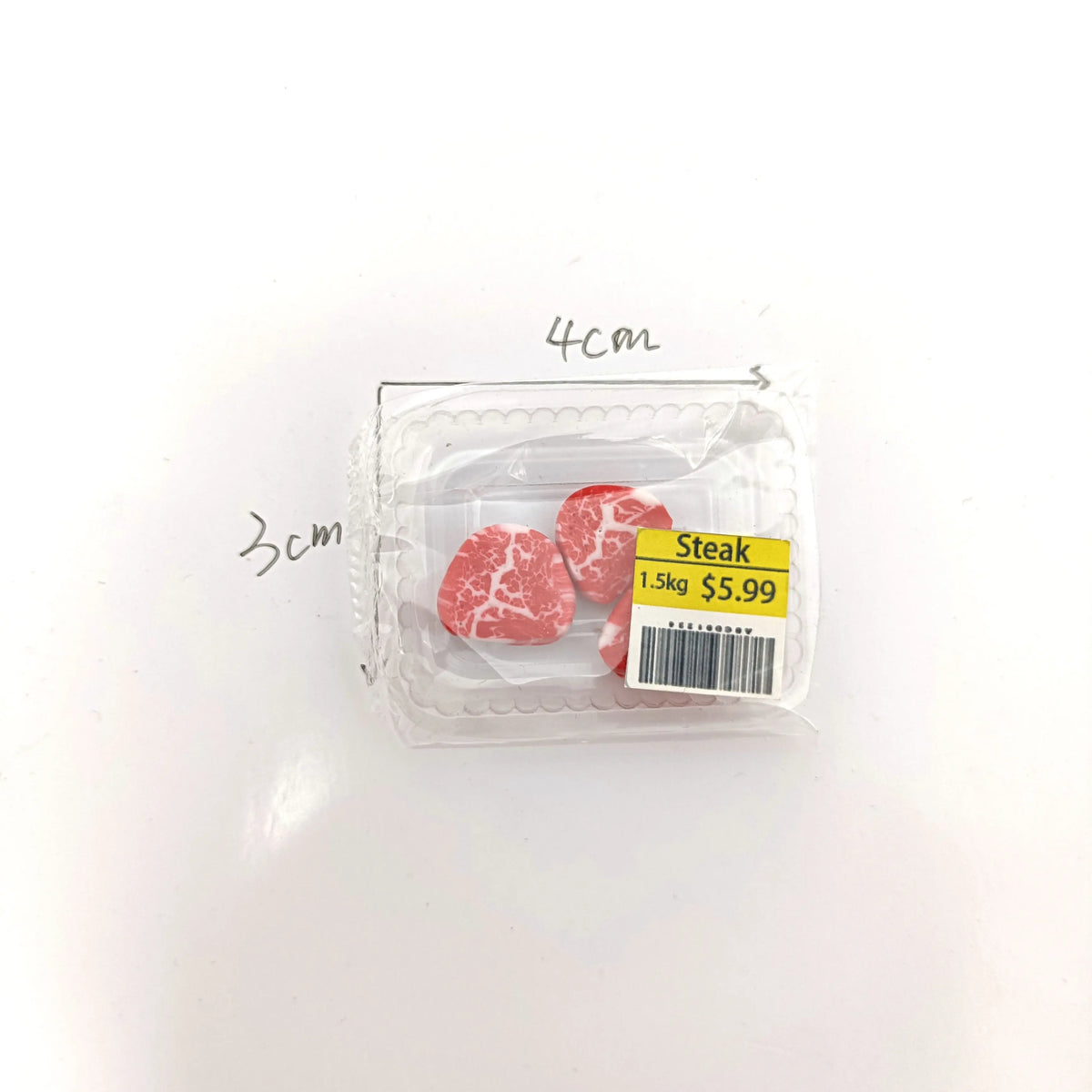 Paquet en plastique transparent contenant plusieurs morceaux de steak de viande rouge brute, étiqueté 1.5kg pour simulation m