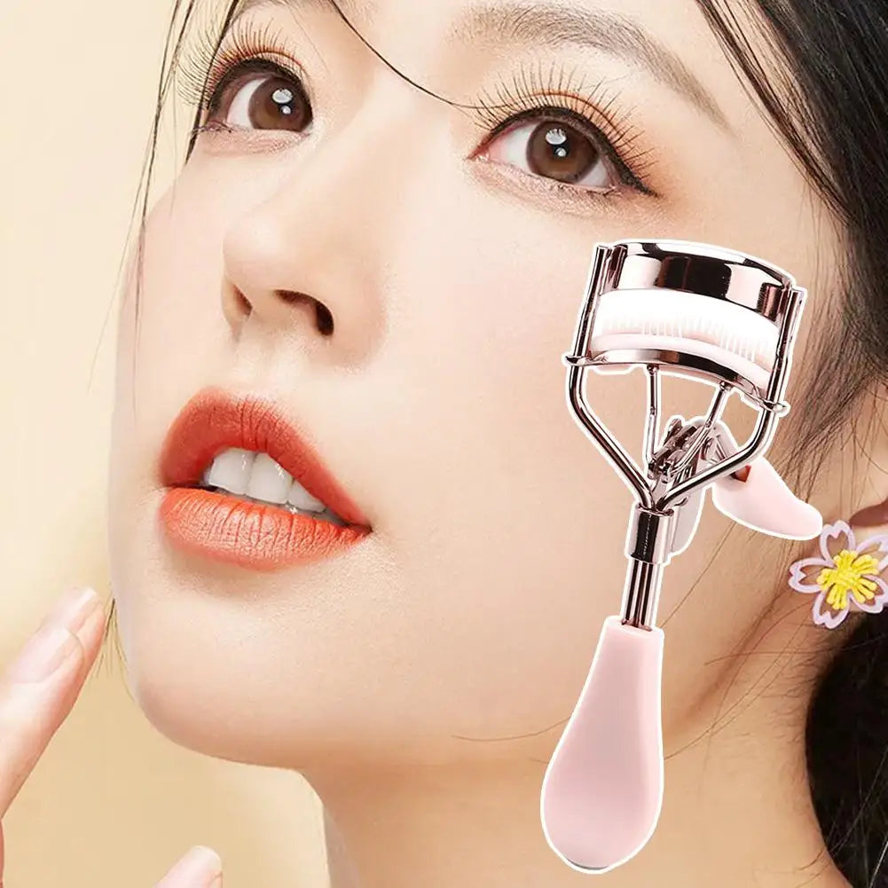 Gros plan d'une femme appliquant un recourbe-cils rose professionnel avec un peigne sur son œil.