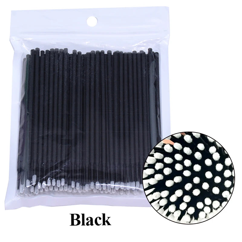 Un pack de pinceaux pour nettoyer et appliquer des cils fins noirs dans un sac en plastique transparent.