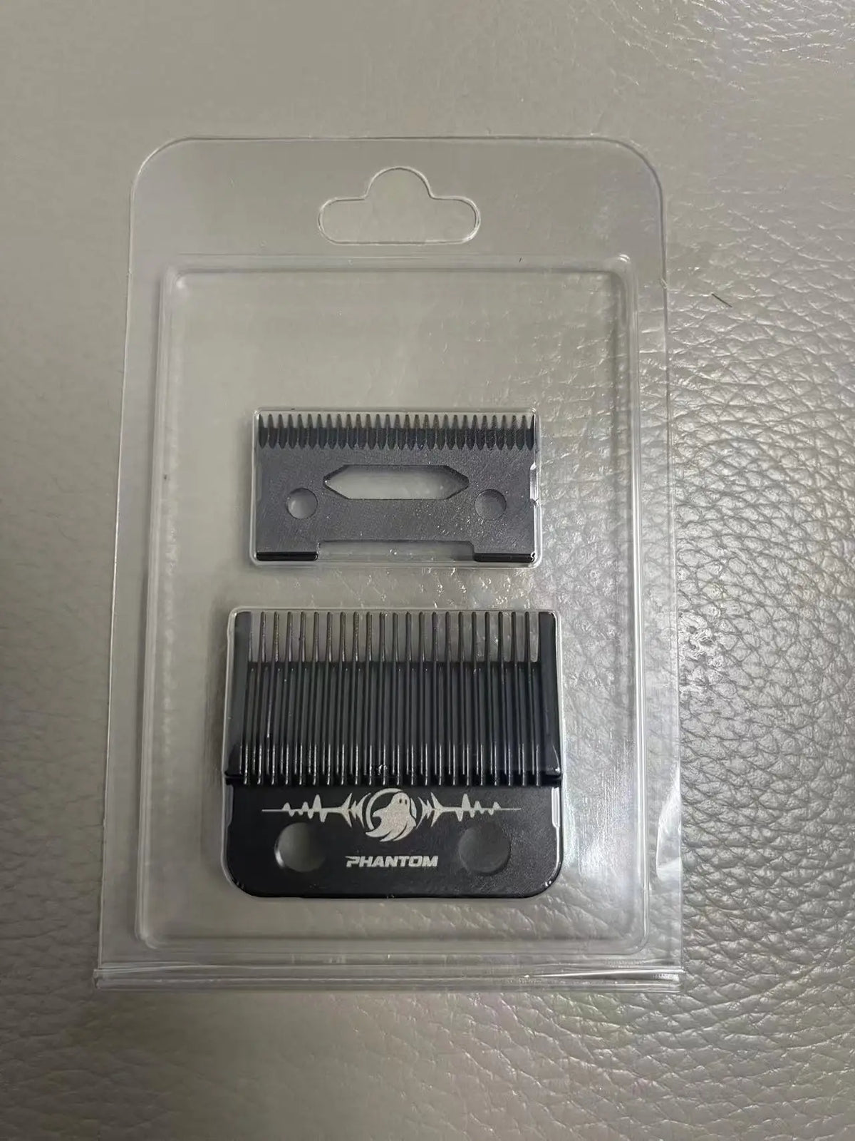 Klares Plastikpaket mit einem Set professioneller Keramik-Haarschneidermesser, beschriftet Phantom