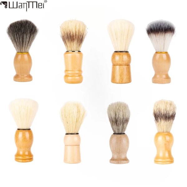 Un set de cinco brochas de afeitar y facial de madera en varios tonos de gris y beige natural.