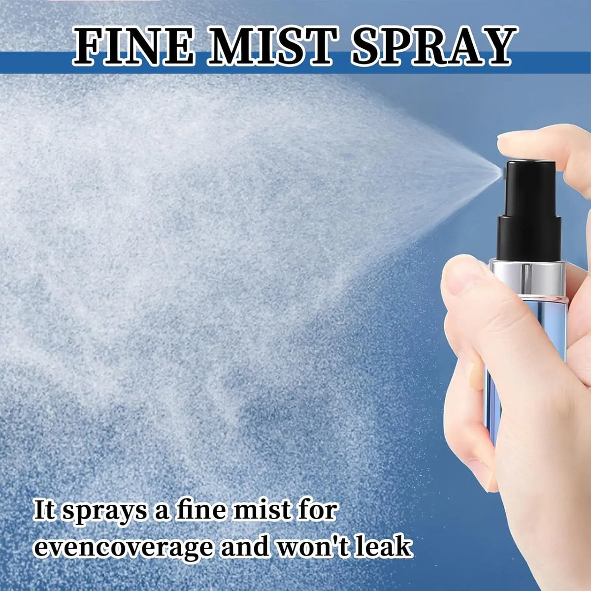 Une main vaporise une fine brume d'un flacon de parfum bleu sur une surface.