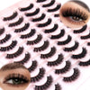 Collection de faux cils de renard naturels disposés sur une surface rose avec un œil visible.