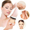 Une femme utilise un set de pinceaux de maquillage polyvalents rose gold, avec des gros plans sur le pinceau et son applicati
