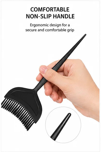 Une main tient une poignée noire antidérapante d'un pinceau professionnel pour appliquer de la teinture capillaire.