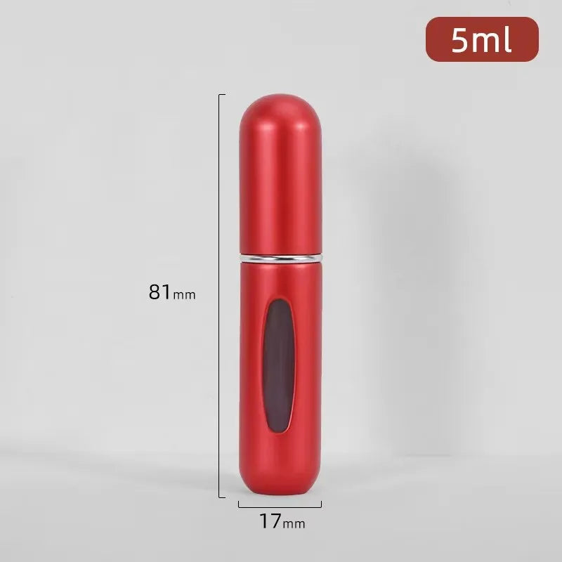Flacon de parfum cylindrique rouge avec cap argenté et chambre intérieure noire, sur fond gris clair.