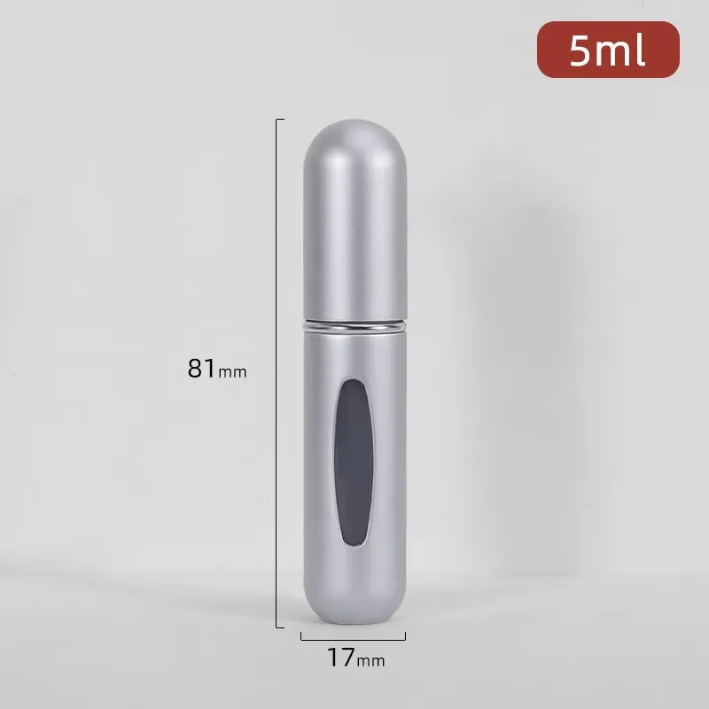 Flacon de parfum argenté rechargeable avec pompe noire, vue verticale.