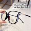 Une paire de lunettes de lecture à œil de chat noir et argent avec une lentille violette, montées sur une main.