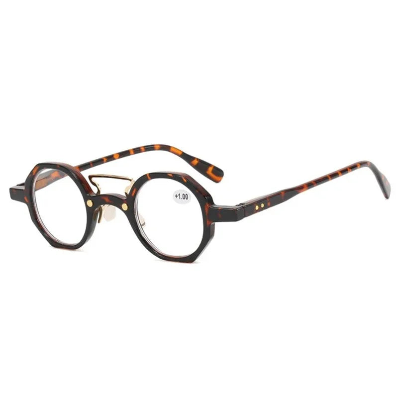 Une paire de lunettes rondes tortois avec des montures sombres et des accents dorés.