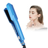 Ein blauer professioneller Titan-Glätteisen zum Glätten von Haaren, neben einem weiblichen Gesicht.