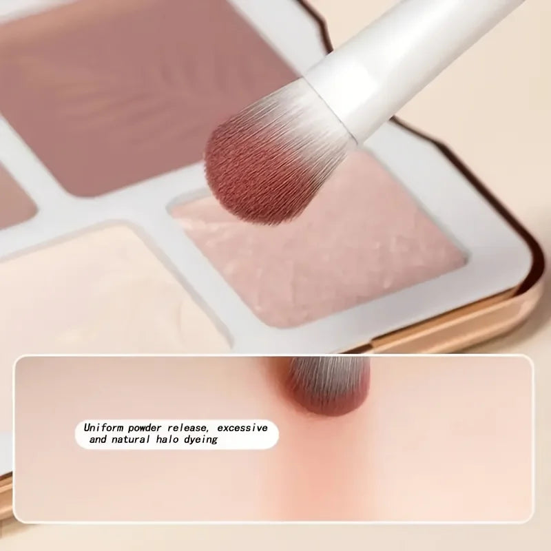 A makeup brush is shown applying powder to a palette, demonstrating uniform powder release and natural halo dyeing.