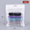Un pack de cinq flacons de parfum rechargeables clairs et colorés avec pompes vaporisatrices portables dans une pochette en p