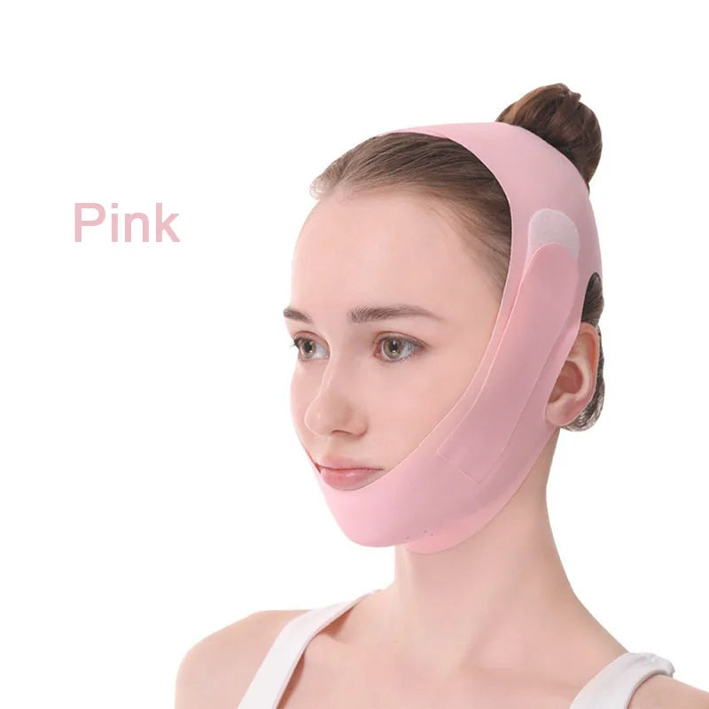 Eine Frau trägt eine rosa V-förmige Gesichts-Lift-Verband auf ihrem Gesicht.