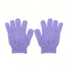 Une paire de gants exfoliants pour le corps de couleur violette.