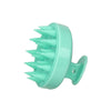 Brosse pour cuir chevelu en silicone vert menthe avec poils pointus.