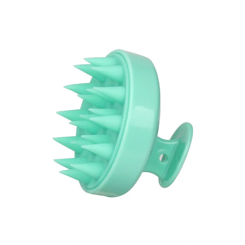 Brosse pour cuir chevelu en silicone vert menthe avec poils pointus.