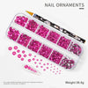 Kit de plástico transparente con pedrería de diamantes rosa y morado y una herramienta para uñas.