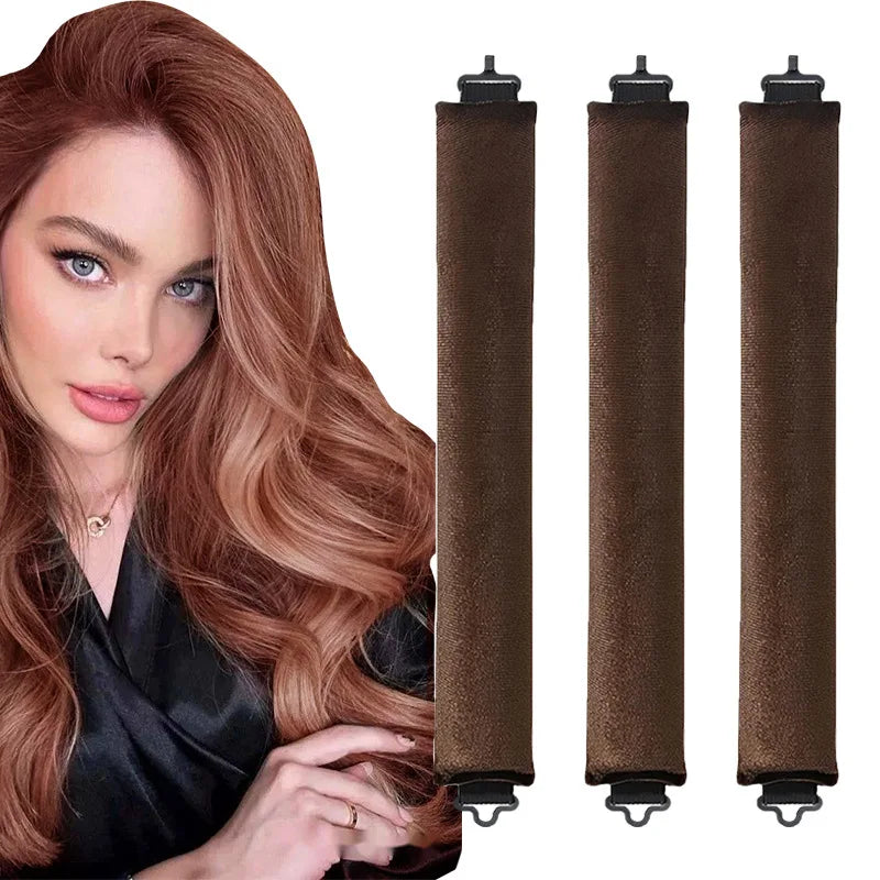 Une femme aux longs cheveux châtain-roux est à côté de trois rouleaux pour cheveux sans chaleur.